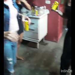 Loira gostosa Exibindo uma Bela Bunda Empinada na Festa